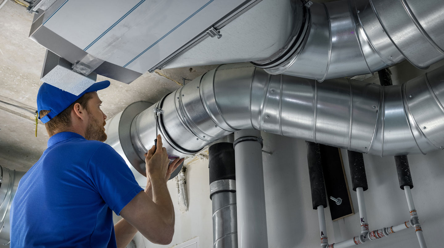 Gestionnaire consultant des plans techniques dans un entrepôt commercial au Québec, environnement de travail industriel authentique